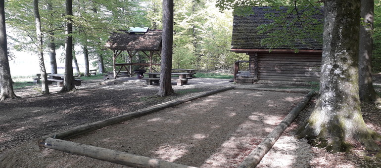 Place de pétanque au refuge forestier