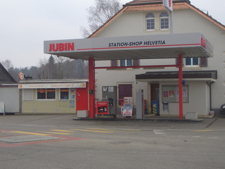 Kiosque et station service à Miécourt