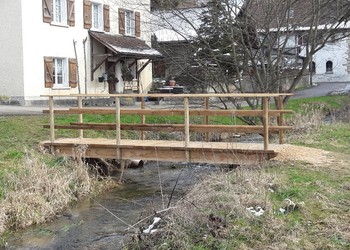 Petit pont en bois rénové