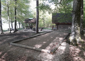 Place de pétanque au refuge forestier